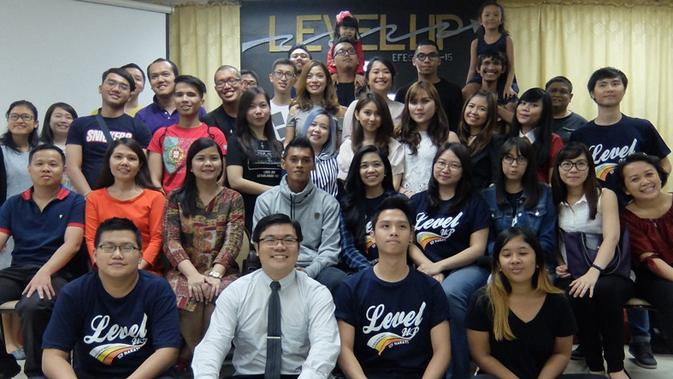 Lerby Eliandry bersama komunitas Indonesian Christian Fellowship (ICF) di Makati, Filipina. (Bola.com/Wiwig Prayugi)