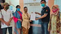 Puluhan emak-emak ini datang sambil membawa bukti dugaan pelanggaran kampanye yang berisi ujaran kebencian di video "Hancurkan Risma".