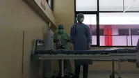 petugas medis RSUD Anutapalu sedang menyiapkan ruang isolasi yang akan digunakan menangani pasien Suspect Covid-19 pada 3 Maret 2020. (Foto:Liputan6.com/ Heri Susanto).