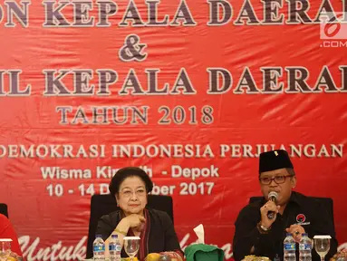Ketum PDIP, Megawati Soekarnoputri (tengah), Sekjen DPP PDIP, Hasto Kristiyanto (kanan) dan Kepala Sekolah Partai PDIP Komarudin Watubun (kiri) saat kuliah umum Sekolah Partai di Depok, Jawa Barat, Selasa (12/12). (Liputan6.com/Immanuel Antonius)