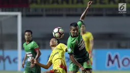 Penyerang Bhayangkara FC, Wahyu Subo Seto (kedua kiri) berebut bola atas dengan M Abduh Lestaluhu (PS TNI) saat lanjutan Liga 1 Indonesia di Stadion Pakansari, Kab Bogor, Minggu (3/9). Bhayangkara FC unggul 1-0. (Liputan6.com/Helmi Fithriansyah)