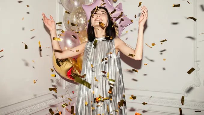 ilustrasi perempuan introvert merayakan ulang tahun dengan gembira