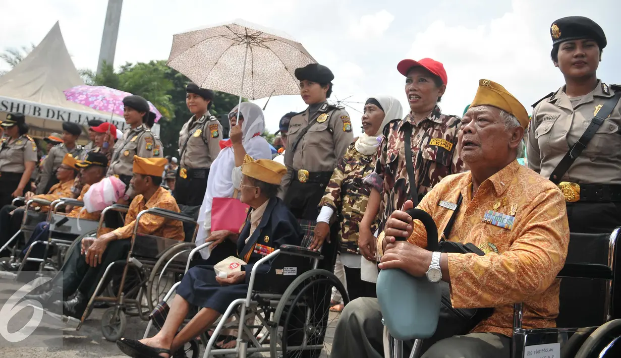 Sejumlah veteran dan purnawirawan yang tergabung dalam Forum Koordinasi Penghuni Perumahan Negara TNI dan Polri bersama dengan korban kebijakan penyelenggara negara berunjuk rasa di depan Istana Merdeka, Jakarta, Kamis (7/4). (Liputan6.com/Gempur M Surya)