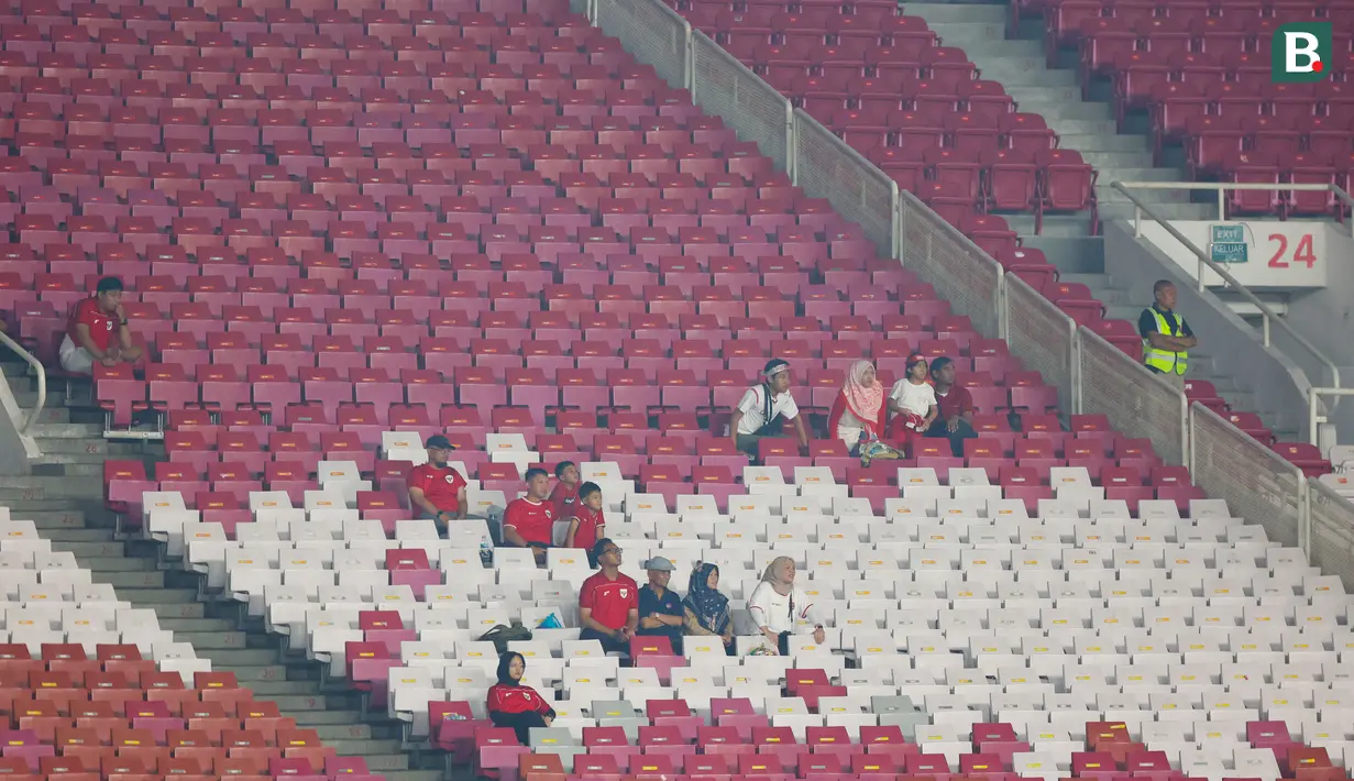Pertandingan antara Timnas Indonesia U-23 melawan Timnas Brunei Darussalam di Stadion Utama Gelora Bung Karno, Jakarta, Selasa (15/7/2025) tampak tidak menarik perhatian suporter Tim Garuda. (Bola.com/M Iqbal Ichsan)