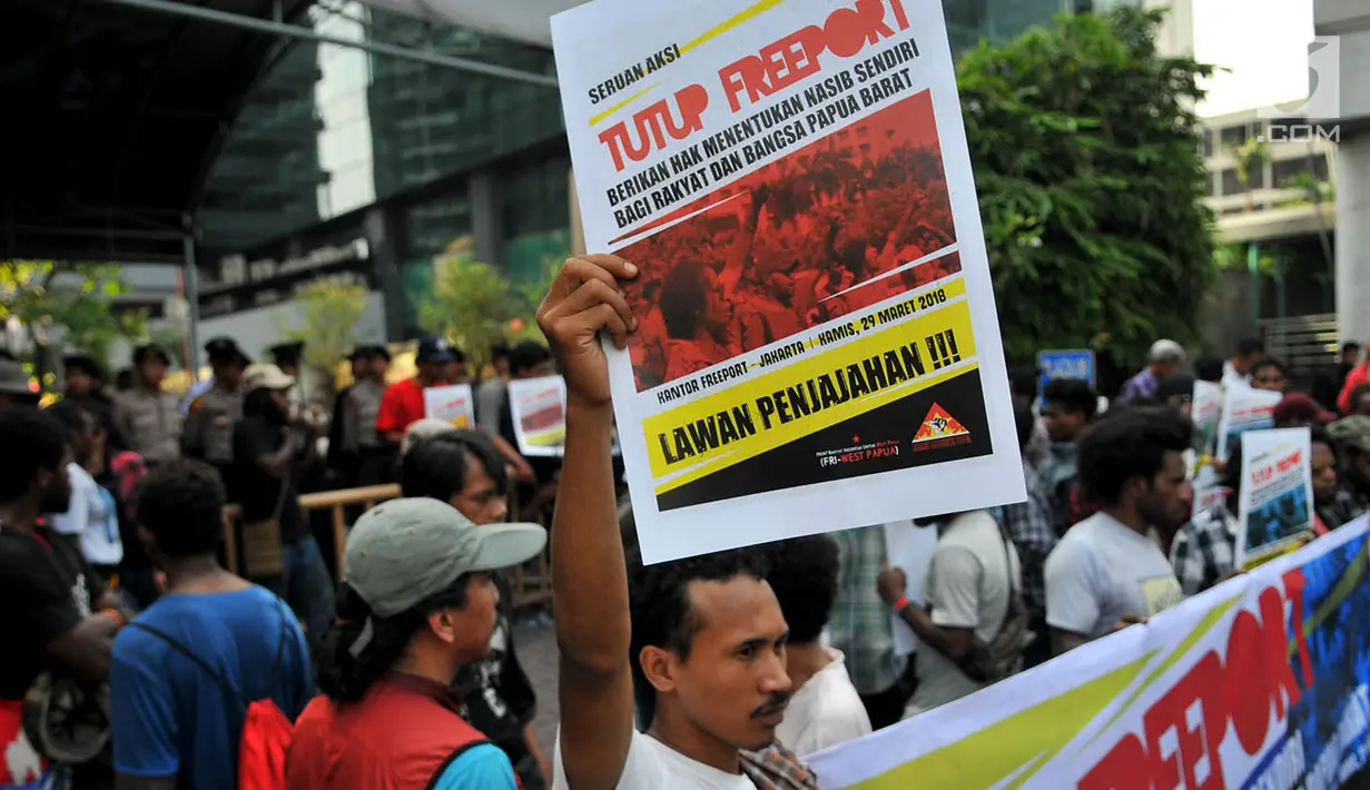Massa yang tergabung dalam Front Rakyat Indonesia untuk West Papua dan Aliansi Mahasiswa Papua menggelar aksi di depan Kantor PT Freeport Indonesia, Jakarta, Kamis (29/3). (Merdeka.com/Iqbal S Nugroho)