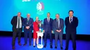 Sementara, laga final dijadwalkan berlangsung di Stadion Wembley, London, 9 Juli 2028 mendatang. Tampak dalam foto, Conrad Kirkwood Presiden IFA; Mike Mulraney Presiden SFA; Debbie Hewitt, Ketua Dewan UK&I; Aleksander Ceferin, Presiden UEFA; Paul Cooke, Presiden FAI, dan Noel Mooney, Direktur Eksekutif FAW (dari kiri ke kanan) berpose bersama saat peluncuran turnamen sepak bola UEFA EURO 2028 di Below The Lights, London Pusat, pada 12 November 2025. (James Manning/POOL/AFP)