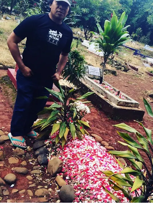 Tulisan diatas diunggah sehari setelah Caca dimakamkan, foto saat keluarganya di mobil samping jenazah putrinya menuju peristirahatan terakhirnya di TPU Citeureup, Bogor, Jawa Barat, Minggu (28/8/2016). (Instagram/indradewi2242)