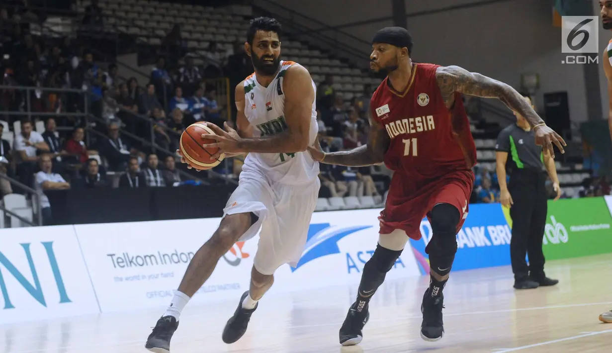 Pebasket putra Indonesia Jamarr Andre Johnson (kanan) mencoba menahan pergerakan pemain India, Yadwinder saat turnamen invitasi sekaligus tes event jelang Asian Games 2018 di Jakarta, Jumat (9/2). Indonesia kalah 66-55. (Liputan6.com/Helmi Fithriansyah)