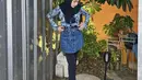 Ia mengenakan atasan lengan panjang warna biru dipadukan rok denim pendek dan celana hitam yang serasi dengan kerudung serta bootsnya.  Credit: Instagram @osnapitzcha