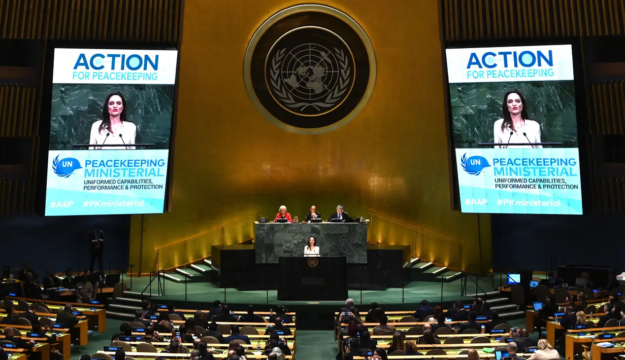 Aktris yang juga Utusan Khusus UNHCR Angelina Jolie berpidato pada  pertemuan tingkat Menteri Pemeliharaan Perdamaian PBB di Gedung PBB, New York, (29/3). Angelina Jolie juga mendorong perempuan dilibatkan dalam upaya mencapai perdamaian Afghanistan. (Timoti A. Clary / AFP)