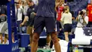Petenis Spanyol, Rafael Nadal berselebrasi setelah memenangkan pertandingan perempat final turnamen AS Terbuka di New York, AS, (5/9). Nadal berhasil melaju ke babak semifinal setelah mengalahkan Dominic Thiem dari Austria. (AP Photo/Adam Hunger)