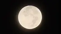 Memotret bulan dengan Kamera Zoom di Samsung Galaxy S20 Ultra. Liputan6.com/Mochamad Wahyu Hidayat