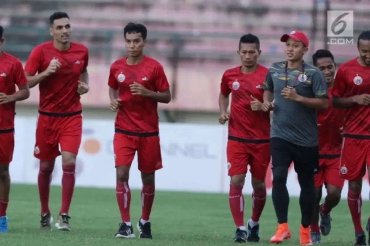 Pemain Persija berlari mengitari lapangan saat latihan jelang melakoni laga kedua semifinal Piala Presiden 2018 melawan PSMS di Stadion Manahan Solo, Jawa Tengah, Minggu (11/2). Laga akan digelar Senin (12/2). (Liputan6.com/Helmi Fithriansyah)