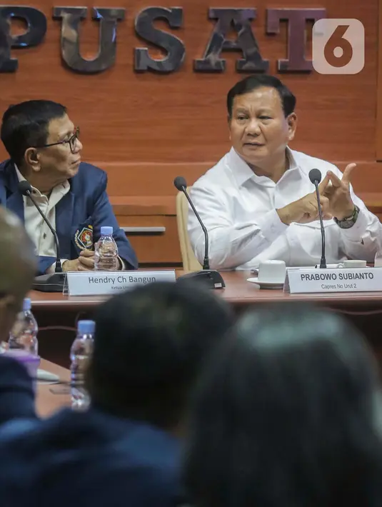 Calon presiden nomor urut 2 Prabowo Subianto (kanan) menyampaikan visi dan misi disaksikan Ketua PWI Hendry Ch Bangun (kiri) saat mengunjungi kantor PWI Pusat di Jakarta, Kamis (4/1/2024).  (Liputan6.com/Angga Yuniar)
