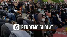 Solidaritas terlihat antara umat muslim dan non muslim ketika sedang demo. Terlihat umat non muslim sedang menjaga umat muslim yang sedang beribadah sholat.