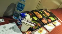 Paket makan yang disediakan untuk pasien Covid-19 yang isolasi mandiri di hotel. (dok. Biro Komunikasi Publik Kemenparekraf/Dinny Mutiah)