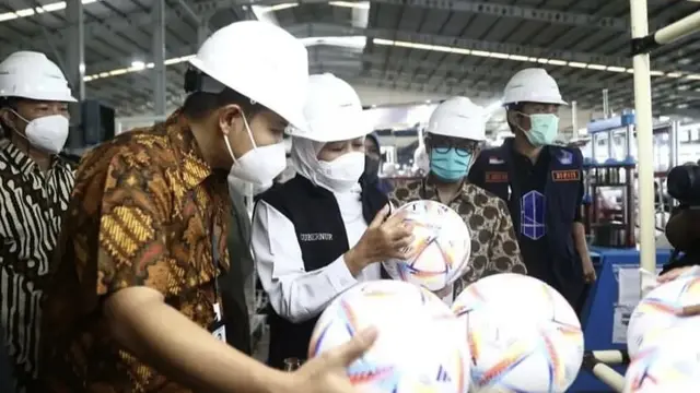 Gubernur Jawa Timur Khofifah melihat bola resmi Piala Dunia 2022