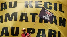 Seorang warga Pulau Pari, Jakarta Utara, berpakaian layaknya tokoh utama anime Jepang One Piece, saat aksi unjuk rasa di depan kantor Kementerian Kelautan dan Perikanan di Jakarta pada Rabu 8 Oktober 2025. (Yasuyoshi CHIBA/AFP)