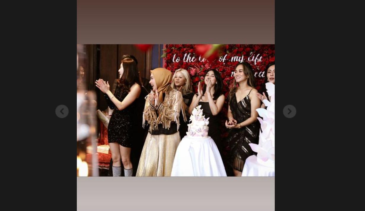 Syahrini berkumpul bersama teman-teman perempuannya. (Foto: Instagram/ princessyahrini)