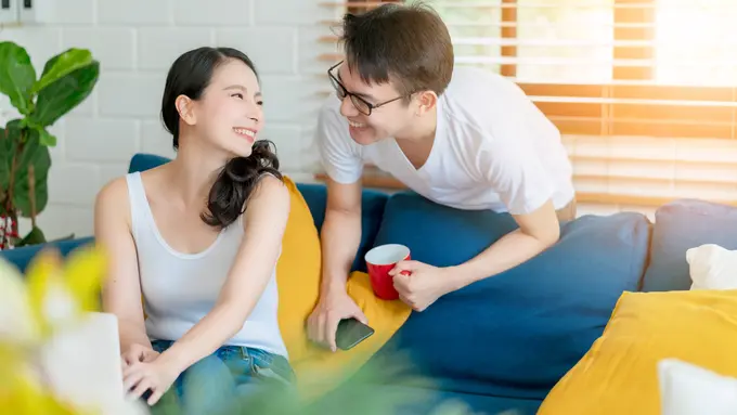 perempuan dan pasangan kopi