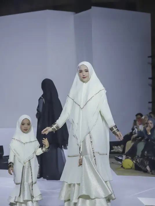 Sentuhan ruffle silk yang didominasi aplikasi crsytal serta renda membuat tampilan feminin glamor. [Jakarta Fashion Trend 2023]