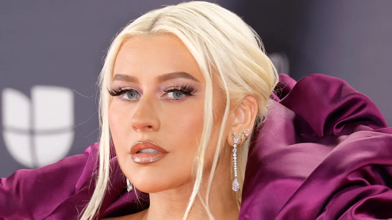 Christina Aguilera Tampil Cantik Pakai Gaun Ungu di Latin Grammy Awards 2022
