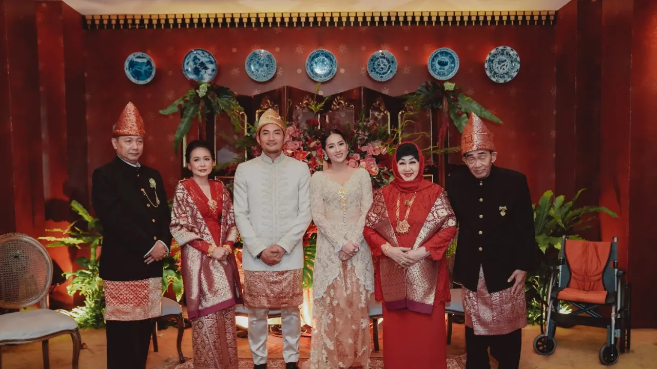 NIken Anjani, Adimaz Pramono, dan keluarga. (Foto: Atas Perkenan Arman Febryan)