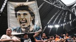 Suporter Juventus membentangkan poster Gianluigi Buffon saat melawan Verona pada laga Serie A Italia di Stadion Allianz, Turin, Sabtu (19/5/2018). Laga ini menjadi yang terakhir bagi Buffon setelah 17 tahun membela Juventus. (AFP/Marco Bertorello)