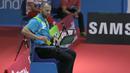 Wasit memberikan kartu kuning kepada Kevin Sanjaya pada perempat final Indonesia Open 2018 di Istora Senayan, Jakarta, (6/6/2018). Kevin/Marcus menang 20-22, 22-20, 21-18. (Bola.com/Nick Hanoatubun)