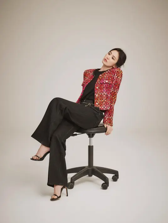 Song Hye Kyo memadukan inner hitamnya dengan tweed jacket bernuansa merah, dengan celana jeans hitam, dan open toe heels yang juga berwarna hitam. [Foto: Instagram/kyo1122]