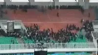 Suporter DKI Jakarta bentrok dengan suporter Jawa Barat di Stadion Pakansari.