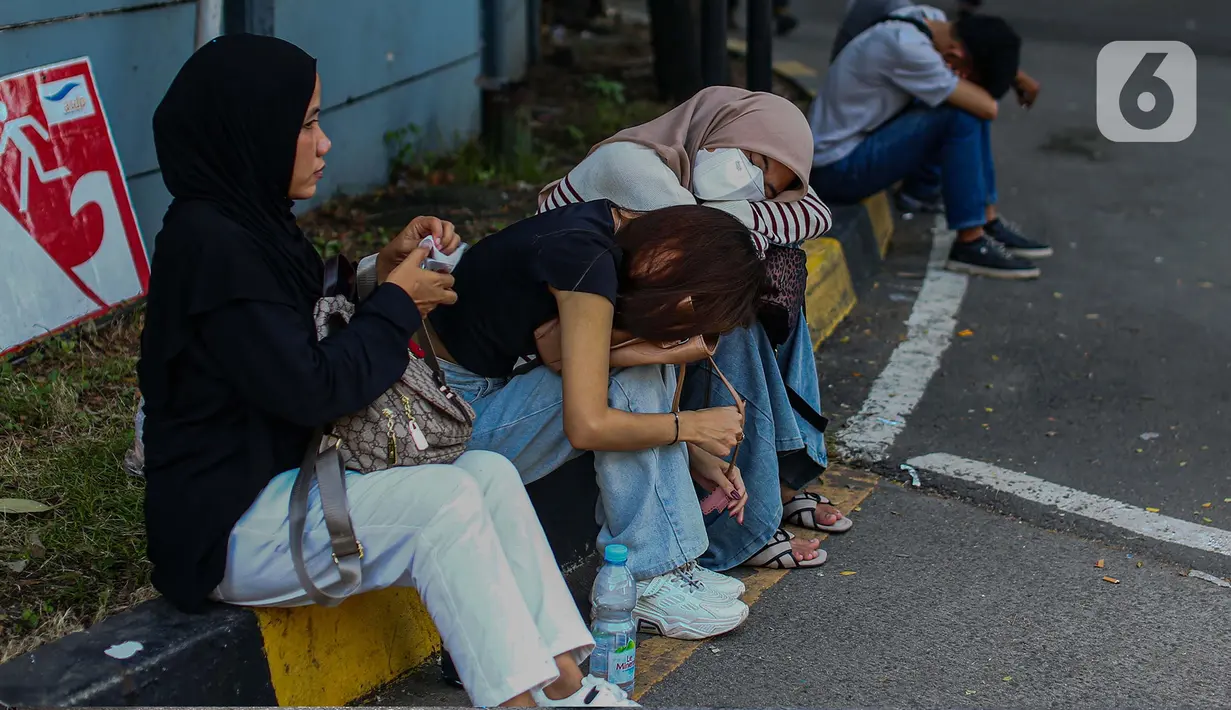 Sebagian beristirahat di bawah pohon pinggir jalan. (Liputan6.com/Angga Yuniar)