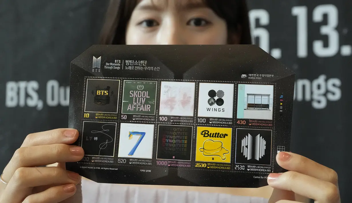 <p>"BTS memang superstar dunia, tetapi kami benar-benar tidak menyangka prangko ini akan terjual habis pada hari pertama penjualan online," ungkap pejabat Kantor Pos Korea Selatan seperti diberitakan AFP pada Senin (12/6/2023). (AP Photo/Ahn Young-joon)</p>