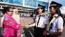 Menteri Pemberdayaan Perempuan dan Anak RI Yohana Yembise (kiri) menyambut kapten pilot Garuda Indonesia Ida Fiqria (tengah) dan kopilot Sari Ardisa (kanan) di bandara Minangkabau, Padang, Sumatera Barat, Jumat (21/4). (Liputan6.com/Angga Yunair)