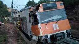 Kondisi sebuah kereta komuter yang tergelincir dari rel akibat terjangan longsor di Vacarisses, Barcelona, Selasa (20/11). Selain menewaskan satu orang penumpang, enam orang lainnya dilaporkan terluka dalam kejadian tersebut. (Anti-radar Catalunya via AP)