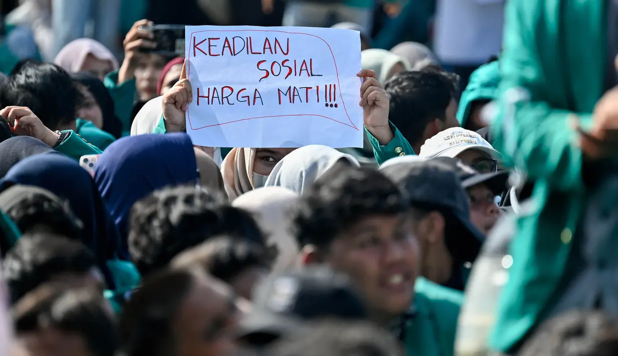 Badan Eksekutif Mahasiswa Seluruh Indonesia (BEM SI) mengatakan aksi ini salah satunya untuk menentang kebijakan pemotongan anggaran di hampir semua kementerian, lembaga serta pemerintah daerah. (CHAIDEER MAHYUDDIN/AFP)