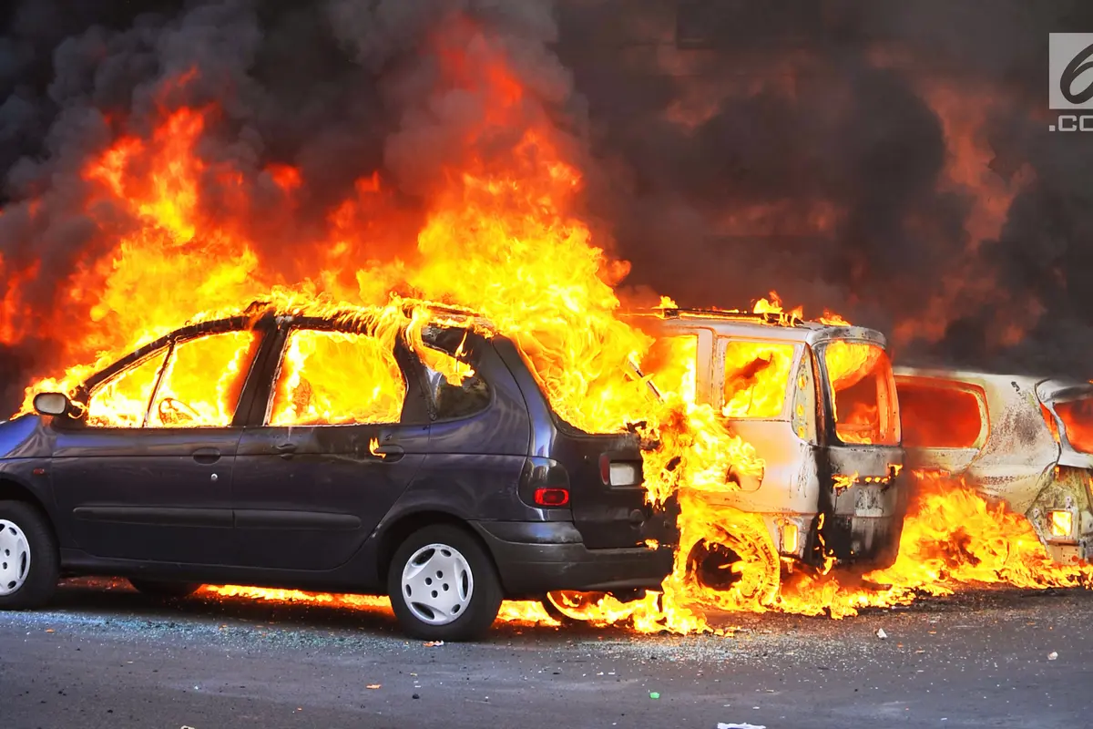 Ilustrasi Mobil Terbakar