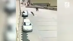 Aksi pria membenturkan kepala ke bodi mobil terekam kamera cctv.
