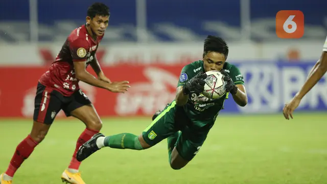 Foto: Aksi Ernando Ari Sutaryadi, Kiper Belia Persebaya Surabaya yang Membuat Juara BRI Liga 1 Bali United Gigit Jari