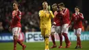 Kiper Denmark, Kasper Schmeichel menyapa suporter usai menahan imbang Irlandia pada laga Kualifikasi Piala Dunia 2018 di Stadion Telia Parken, Kobenhavn, Minggu (12/11/2017). Kedua negara bermain imbang 0-0. (AFP/Lars Moeller)