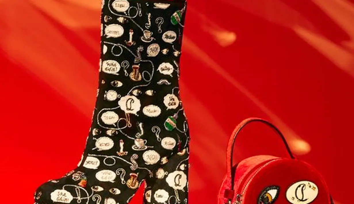 Keluarga baru dari tas Carasky terinspirasi dari hasrat Christian Louboutin akan permata dan mahkota. Koleksi ini diperluas dengan gaya minibucket dan crossbody.