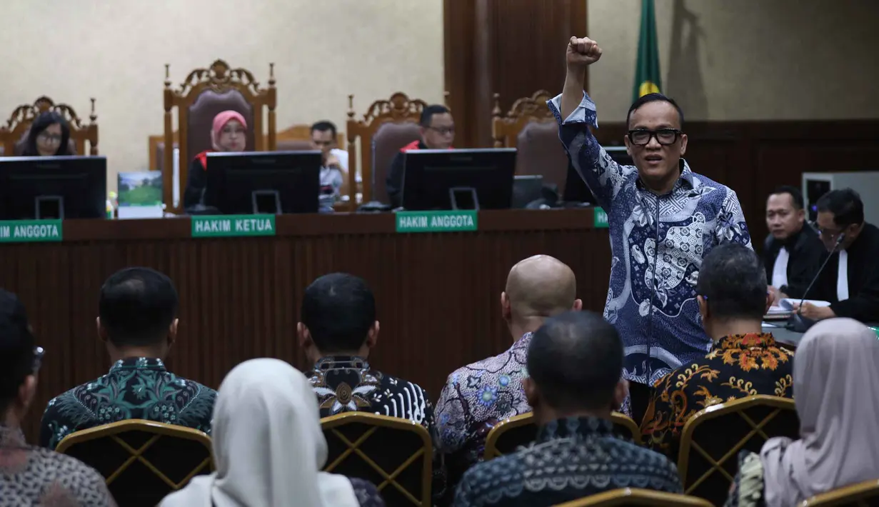Mereka diduga melakukan pemerasan dengan membuat biaya penerbitan sertifikat tersebut menjadi lebih mahal. Tampak dalam foto, bekas Wakil Menteri Ketenagakerjaan, Immanuel Ebenezer mengepalkan tangan sesaat sebelum sidang lanjutan dugaan kasus pemerasan dalam pengurusan sertifikat K3 dimulai di Pengadilan Tindak Pidana Korupsi (Tipikor) Jakarta, Senin (2/2/2026). (Kapanlagi.com/Budy Santoso)