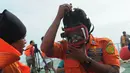 Tim Penyelam Basarnas melakukan persiapan pencarian korban pesawat AirAsia QZ8501 di perairan selat Karimata Kalimantan Tengah, Jumat (2/1/2015). 13 orang tim penyelam di siagakan untuk melakukan pencaraian di bawah laut. (Liputan6.com/Herman Zakharia)