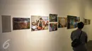 Seorang pengunjung melihat pameran Anugerah Pewarta Foto Indonesia (APFI) 2017 di Jakarta, Jumat (21/4). Ajang ini digelar oleh Pewarta Foto Indonesia (PFI) dan diikuti 410 pewarta foto dan 127 peserta Citizen Journalism. (Liputan6.com/Faizal Fanani)