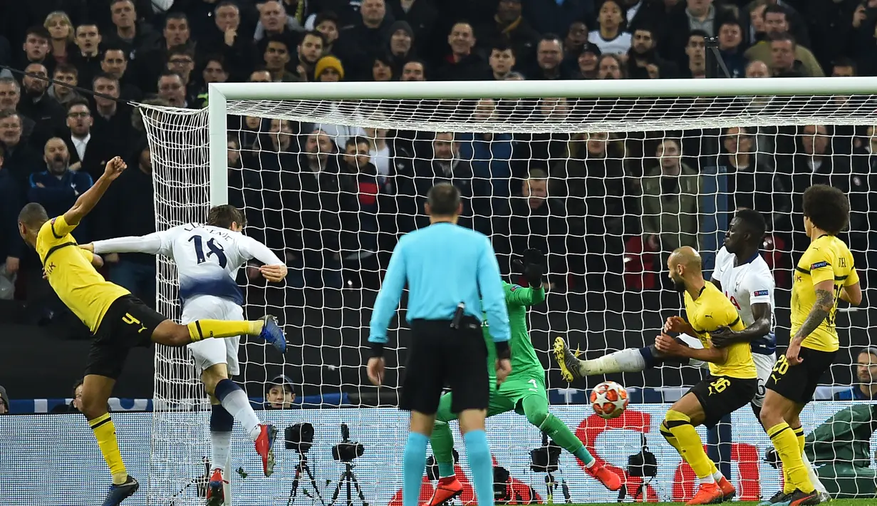 Proses terjadinya gol ketiga Spurs dari sundulan Marcos Llorente pada leg 1, 16 besar Liga Champions yang berlangsung di stadion, Wembley, London, Kamis (14/2). Tottenham Hotspur menang 3-0 atas Borussia Dortmund (AFP/Glyn Kirk)