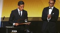 Penyerang asal klub Goiano, Wendell Lira (kiri) sedang melihat piala sebagai peraih Puskas Award untuk gol terbaik 2015 pada ajang Ballon d'Or 2015, di Kongresshaus, Zurih, Swiss, Selasa (12/1/2016) dini hari WIB. Lira mengalahkan Lionel Messi dan Florenz