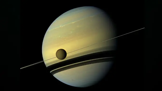 Titan saat melintasi Saturnus pada 6 Mei 2012. (NASA/JPL-Caltech/SSI)