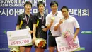 Medali emas Ganda Putra Kejuaraan Asia. Markis Kido/Hendra Setiawan mengoleksi 2 medali emas di Kejuaraan Asia 2005 dan 2009. Pada final Kejuaraan Asia 2009 yang digelar di Korea, mereka mengalahkan ganda tuan rumah, Ko Sung-hyun/Yoo Yeon-seong dengan skor 21-18, 26-24. (Foto: AFP/Jung Yeon-je)