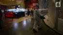 Petugas kesehatan melakukan penyemprotan disinfektan di Aeon Mall, BSD City, Kabupaten Tangerang, Banten, Jumat (7/8/2020). Penyemprotan dilakukan sebagai upaya pencegahan penularan setelah dua pegawai terindikasi positif COVID-19. (merdeka.com/Dwi Narwoko)