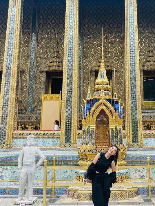 <p>Mengunjungi tempat wisata paling populer di Thailand, Grand Palace, Ziva tampil kece serba hitam. [Foto: IG/zivamagnolya].</p>